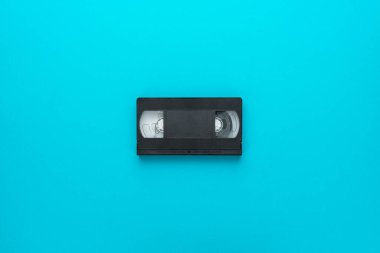 Turkuaz mavi arkaplan üzerinde retro video bandı