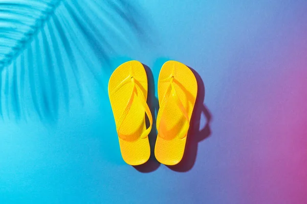 蓝色背景上的黄色海滩触发器 — 图库照片