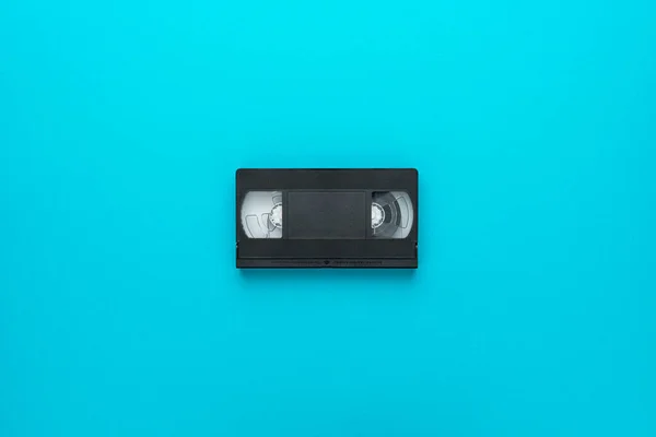 청록색 배경 위에 있는 인트 로 비디오 테이프 — 스톡 사진