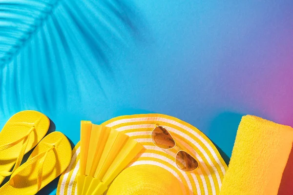 Аксессуары для летнего пляжа на синем фоне Стоковое Фото