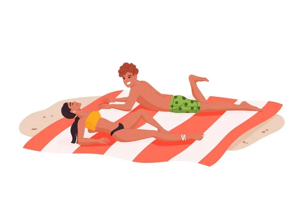 ビーチで若いカップル日光浴 ビーチでリラックスした人々 ショートパンツの男とビキニフラットベクトル文字で毛布に横たわっている女性 休暇中の日光浴リゾート旅行 海辺で休んで — ストックベクタ