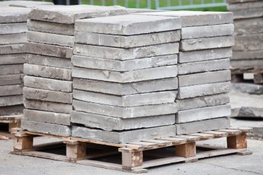 bir palet üzerinde tuğla