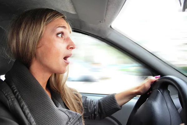 Meisje in een auto — Stockfoto