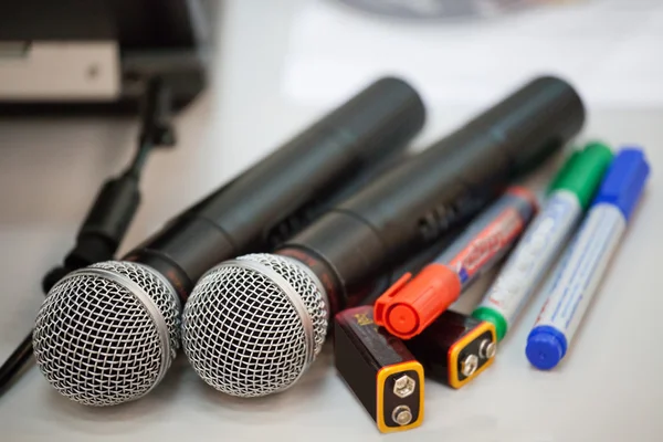 Микрофоны, ручки и электрические батареи — стоковое фото
