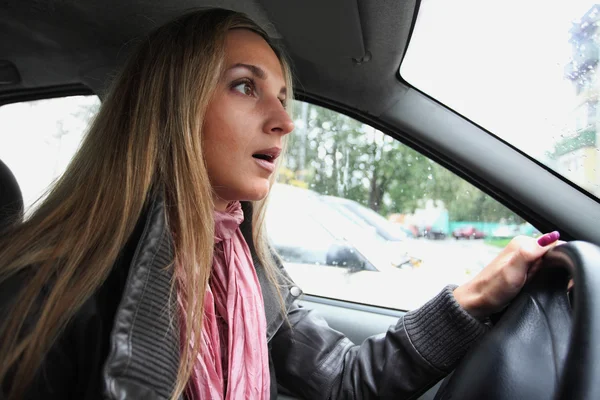 Meisje in een auto — Stockfoto