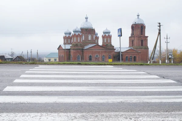 Kościół w pobliżu drogi — Zdjęcie stockowe