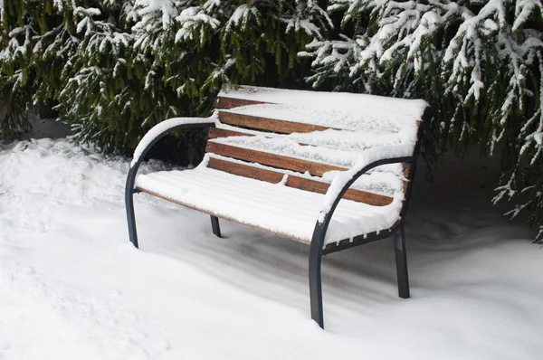 雪に覆われたベンチのイメージ — ストック写真