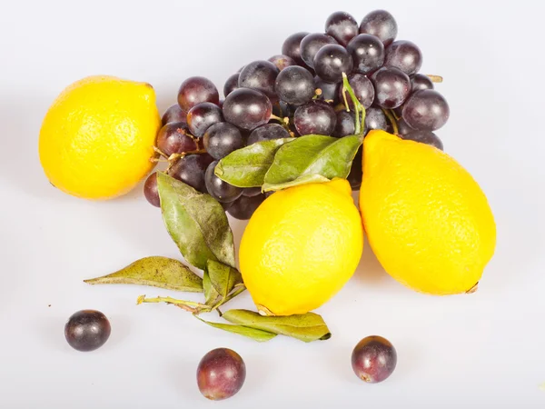 Limão e uvas — Fotografia de Stock