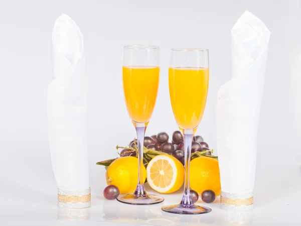 Citroensap, wijn glas met SAP en druiven — Stockfoto