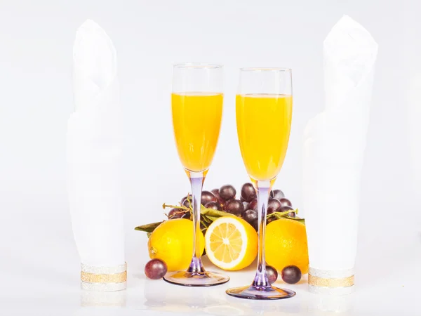 Limão, copo de vinho com suco e uvas — Fotografia de Stock