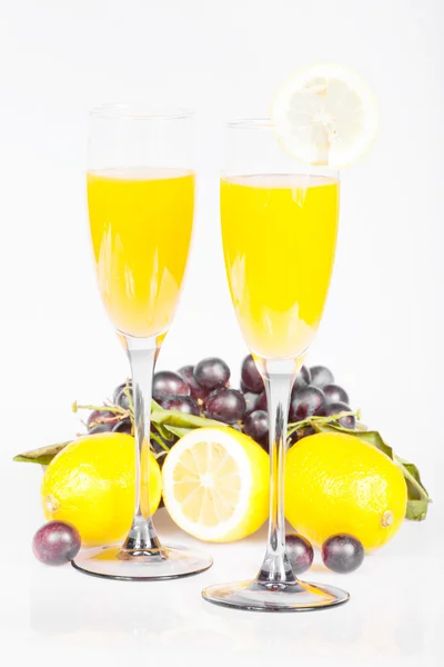 Lemon, gelas anggur dengan jus dan anggur — Stok Foto