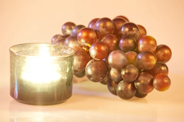 Candle and grapes — Stock Photo, Image