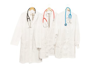 Laboratuvar kapısında asılı beyaz bornoz