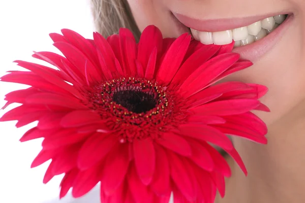 Τα χείλη της γυναίκας και το λουλούδι — Φωτογραφία Αρχείου