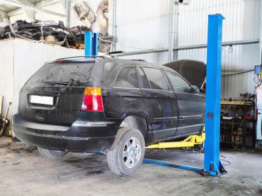 Araba tamir altında