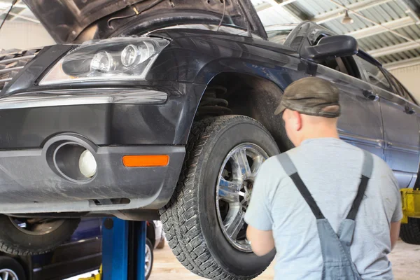 Механический ремонт автомобиля — стоковое фото