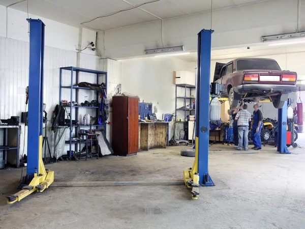 Uma garagem de reparação de automóveis — Fotografia de Stock