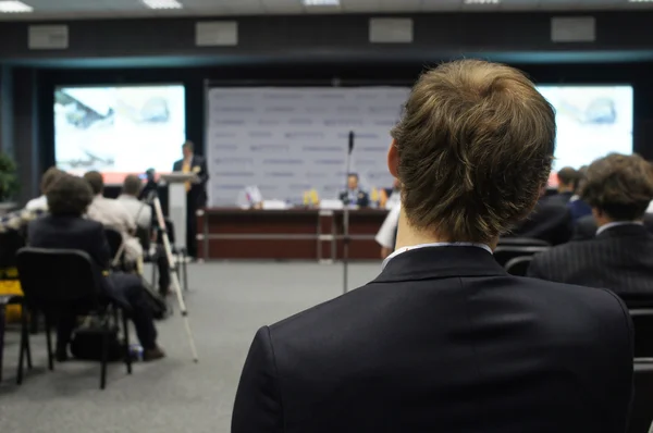 El público escucha la actuación en una conferencia hal —  Fotos de Stock