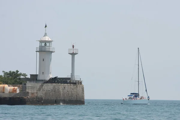 Faro en la orilla del mar — Foto de Stock