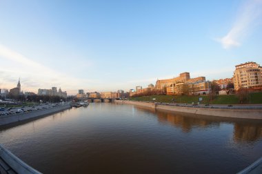 Cityscape river köprüsünden görüntüsü ile