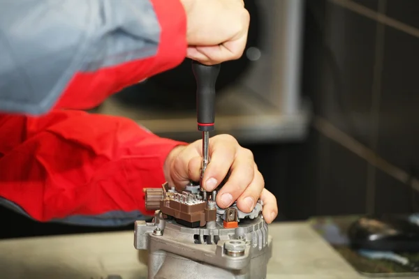 Mechanic restores a generator — Stock Photo, Image
