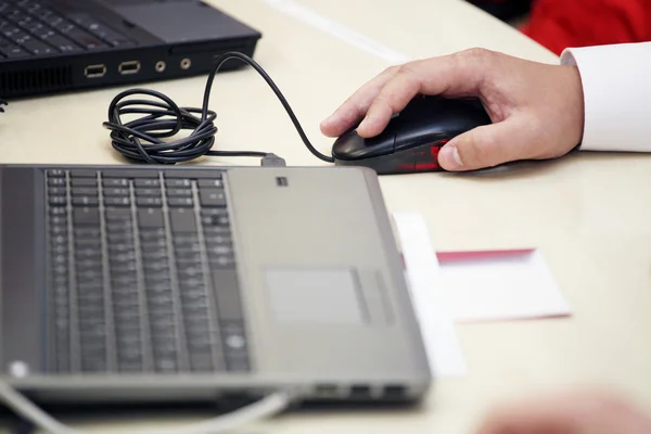 Man works on computer — Stock Photo, Image