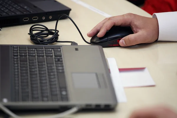 Homem trabalha no computador — Fotografia de Stock