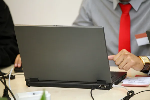 Homem trabalha no computador — Fotografia de Stock