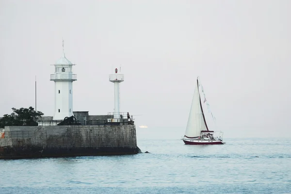 Leuchtturm und Matrose lizenzfreie Stockfotos