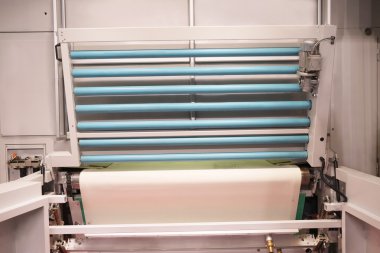 makine üzerinde yapışkan bant yapıştırma için