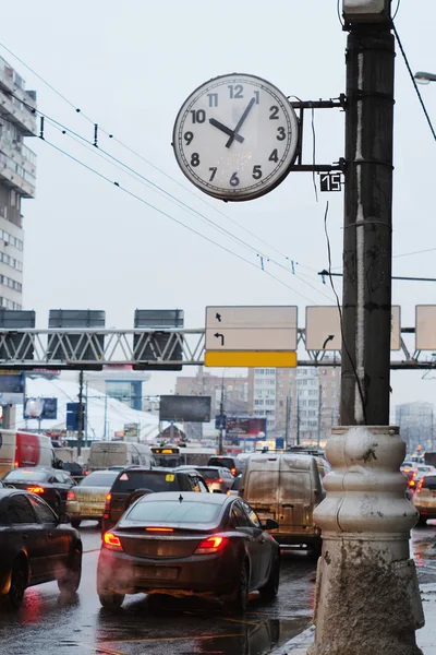 Uhr an einem Pfosten — Stockfoto