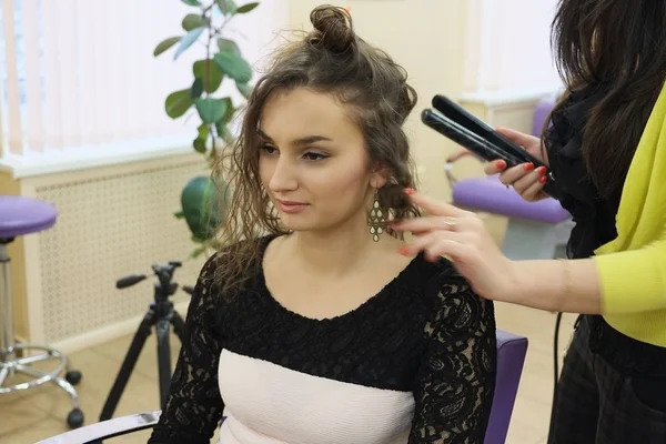 Fille dans un salon de beauté — Photo