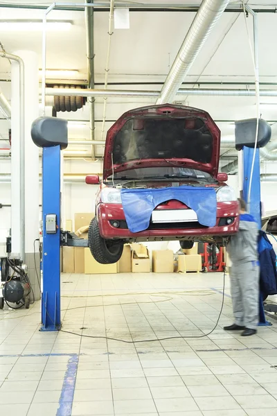 Uma garagem de reparação de automóveis — Fotografia de Stock