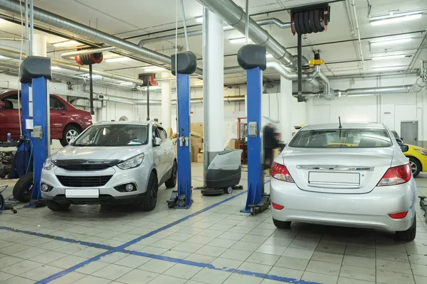 Uma garagem de reparação de automóveis — Fotografia de Stock