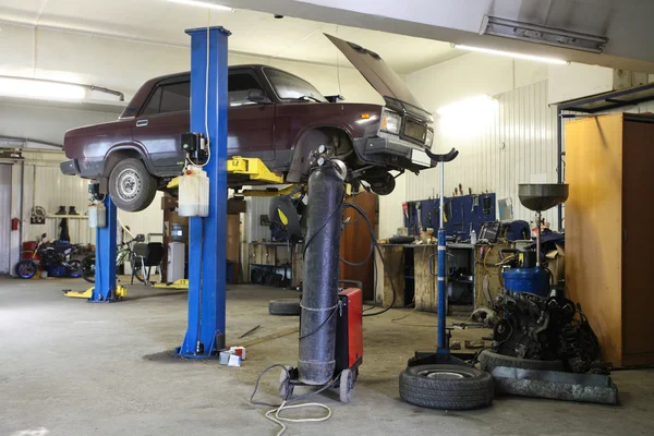 Uma garagem de reparação de automóveis — Fotografia de Stock