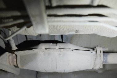 bir arabanın altında onarım parçası