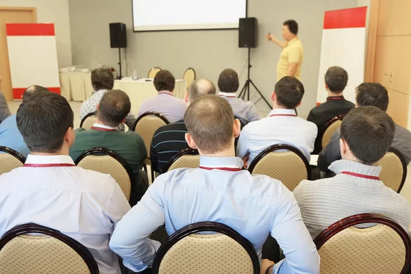 Het publiek luistert in een conferentiezaal — Stockfoto