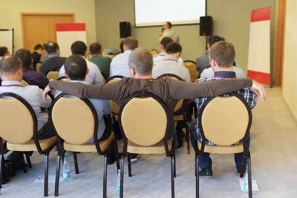 Publiken lyssnar agerar i en konferenssal — Stockfoto