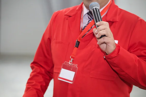 Obrázek ruky člověka s mikrofonem. — Stock fotografie