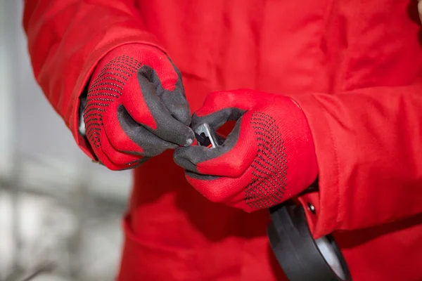 Handen van mechanic herstelt een generator — Stockfoto