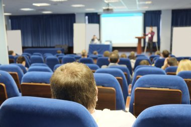 konferans salonunda toplantı