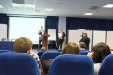 konferans salonunda toplantı