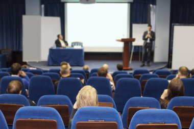 konferans salonunda toplantı