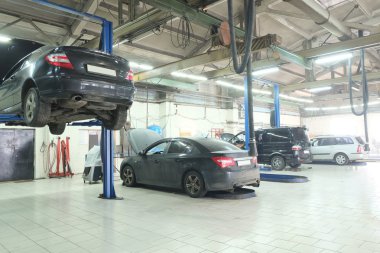 Bir araba tamirhanesinin resmi