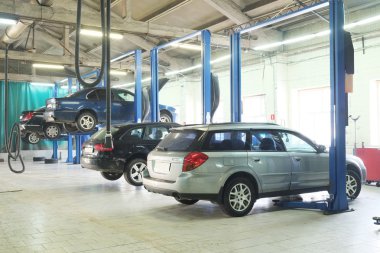 Bir araba tamirhanesinin resmi