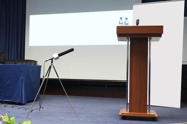 Mikrofon auf einem Podiumstisch — Stockfoto