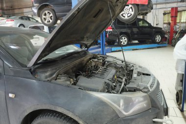 Bir araba tamirhanesinin resmi