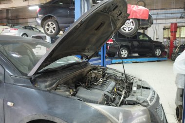 Bir araba tamirhanesinin resmi