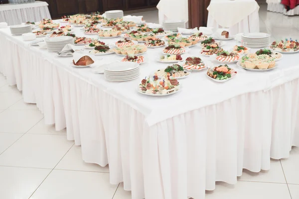 Блюда и еда на обслуживаемом столе — стоковое фото
