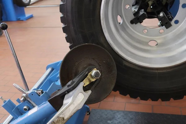 L'immagine della macchina per il montaggio degli pneumatici — Foto Stock
